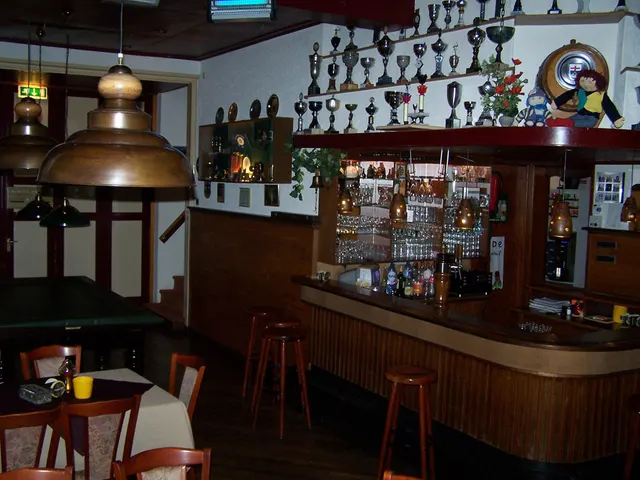 De bar met koperen lampen en de prijzenkast