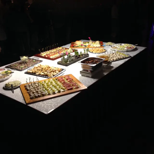 Buffet met schalen hapjes