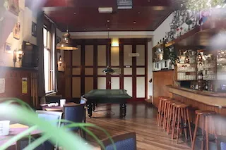 Het café met biljarttafel en lange bar
