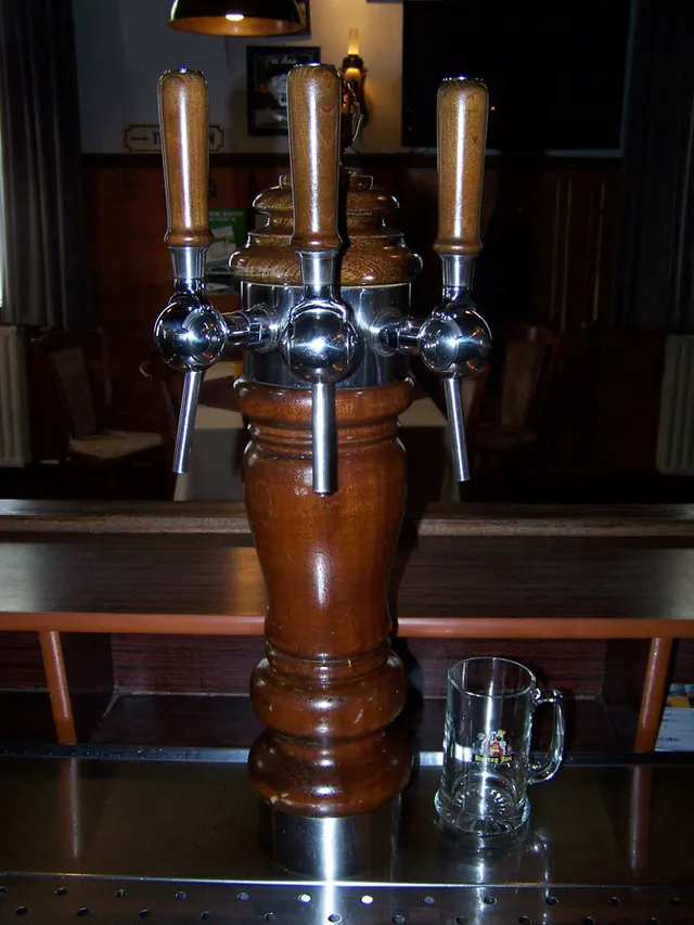 De houten biertap op de bar