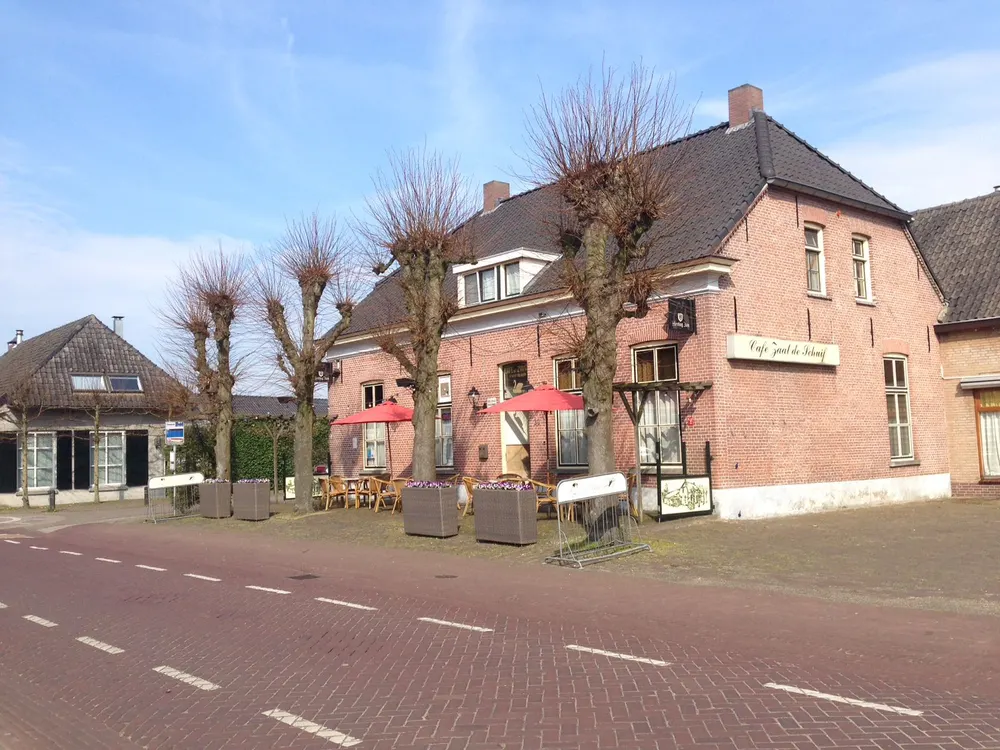 Café Zaal de Schuif aan de Dorpstraat in Gemonde, met terras en knotbomen
