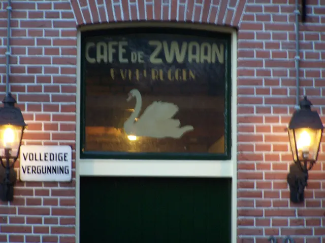 Het oude uithangbord boven de deur, met lantaarns aan weerszijden